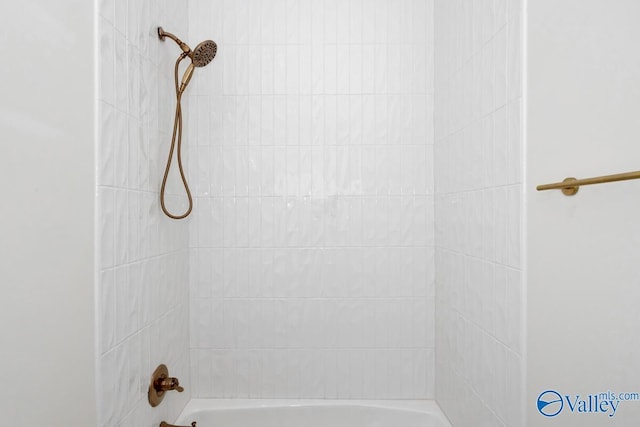 bathroom with tiled shower / bath