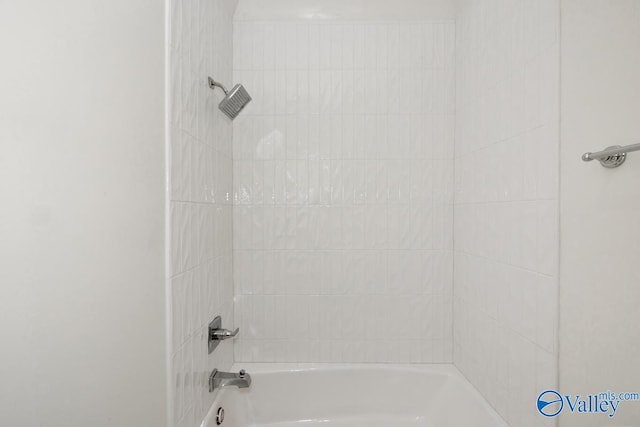 bathroom featuring tiled shower / bath combo