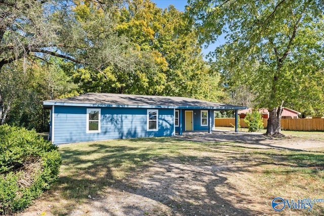 ranch-style house featuring a front yard