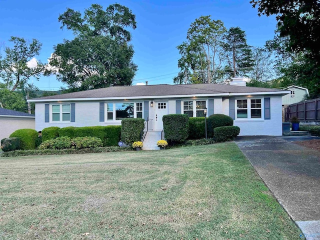 single story home with a front lawn