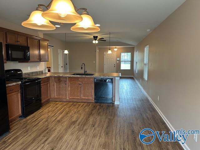 134 Winstead Cir, Owens Cross Roads, AL 35763 - kitchen featuring a sink, a peninsula, dark wood finished floors, black appliances, and ceiling fan