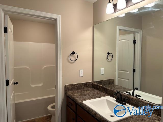 134 Winstead Cir, Owens Cross Roads, AL 35763 - bathroom with toilet, vanity, and  shower combination