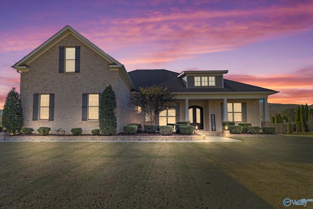 view of front of house featuring a yard