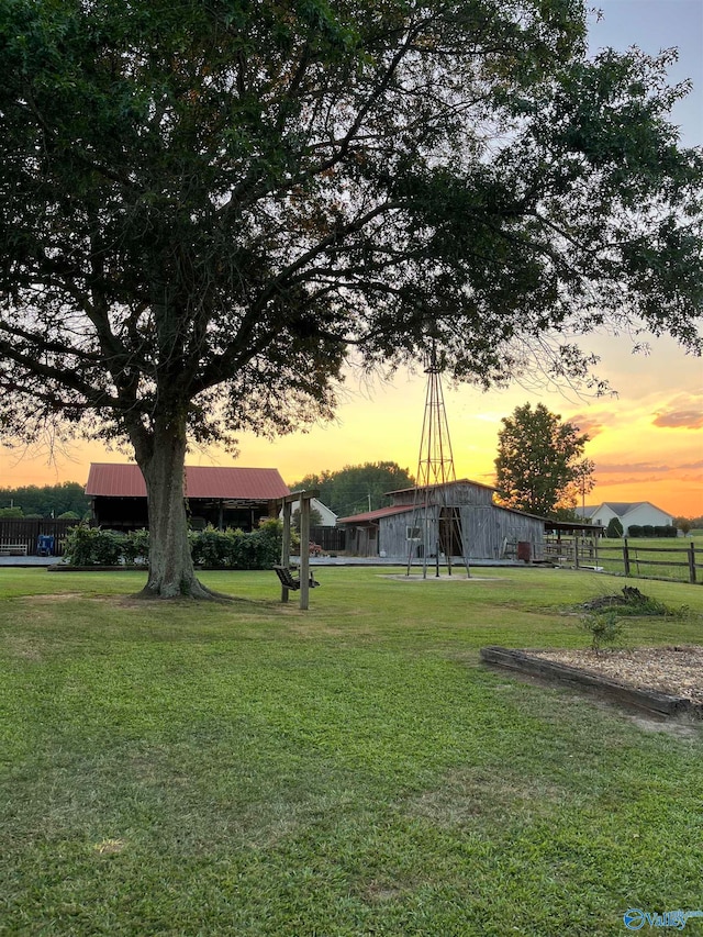 view of yard at dusk