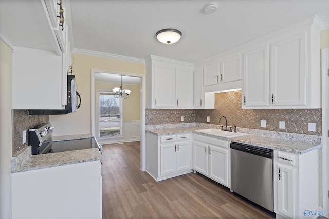 kitchen with wood finished floors, ornamental molding, a sink, appliances with stainless steel finishes, and white cabinetry