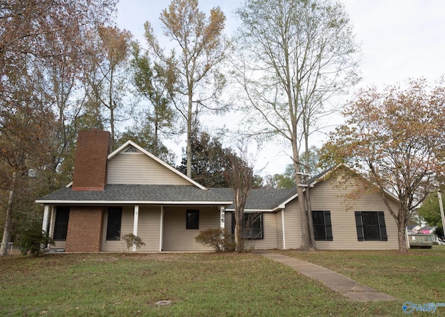 view of front of house featuring a front lawn