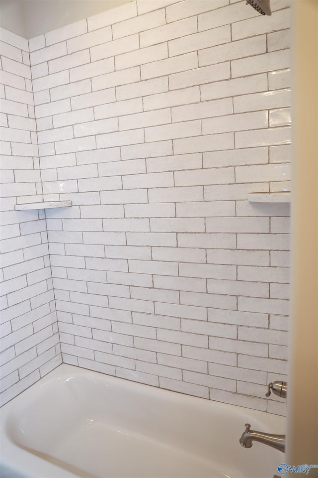 bathroom with tiled shower / bath combo