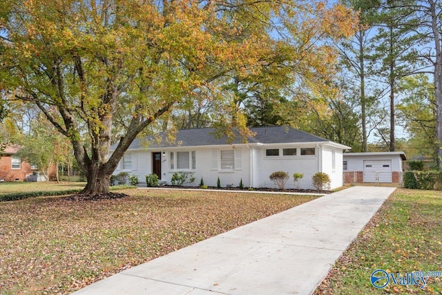 single story home featuring a front yard