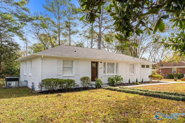 ranch-style house featuring a front yard