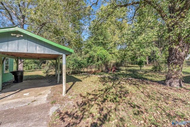 1013 Hermosa Ave, Gadsden, AL 35901 - view of yard featuring a carport and driveway
