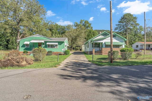 1013 Hermosa Ave, Gadsden, AL 35901 - view of front of house featuring driveway and a fenced front yard