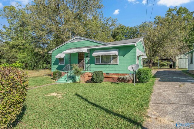 1013 Hermosa Ave, Gadsden, AL 35901 - bungalow-style home featuring a front yard, driveway, and crawl space