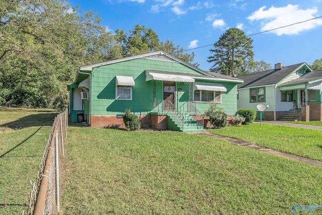 view of front of home featuring a front yard