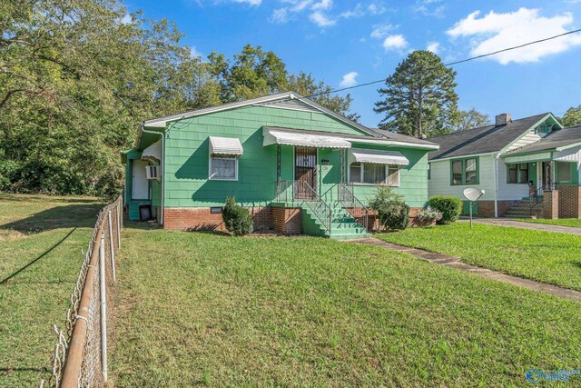 1013 Hermosa Ave, Gadsden, AL 35901 - bungalow with a front yard, crawl space, and fence