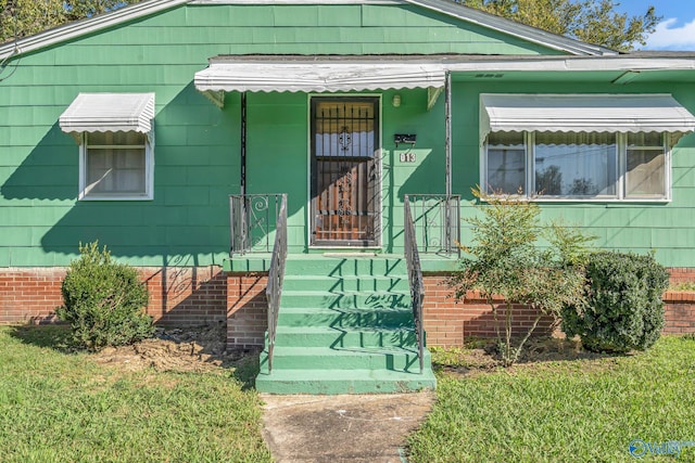 view of front of property with a front lawn