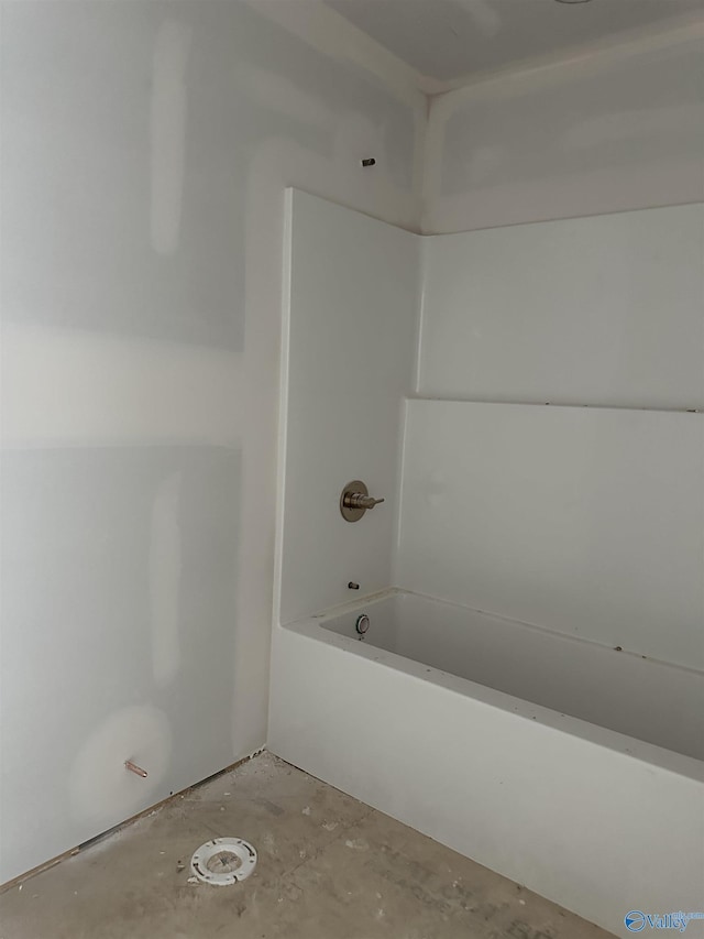 bathroom featuring a washtub