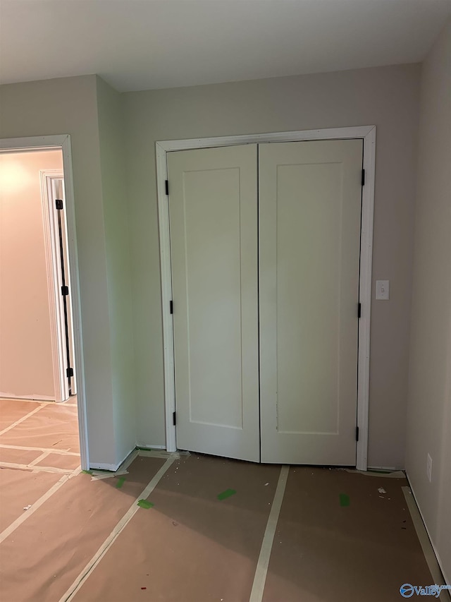 unfurnished bedroom featuring a closet