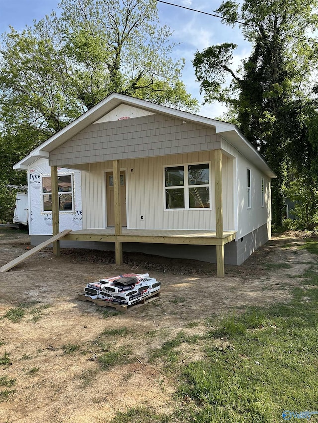 view of front of property featuring crawl space