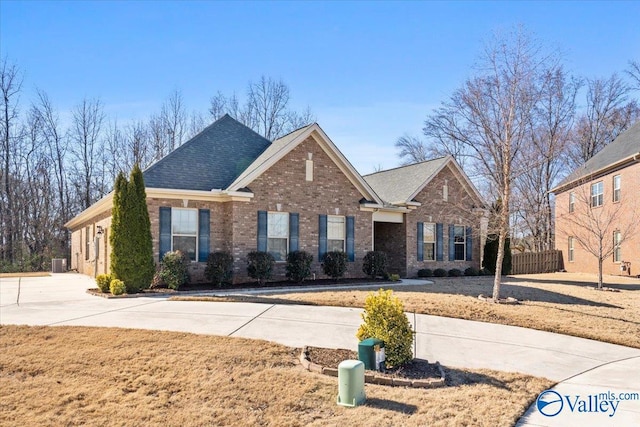 view of front of house featuring a front lawn