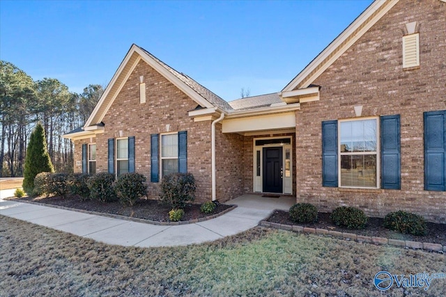 view of front of home featuring a front yard