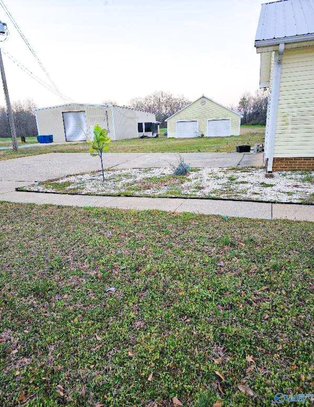 view of yard with an outbuilding