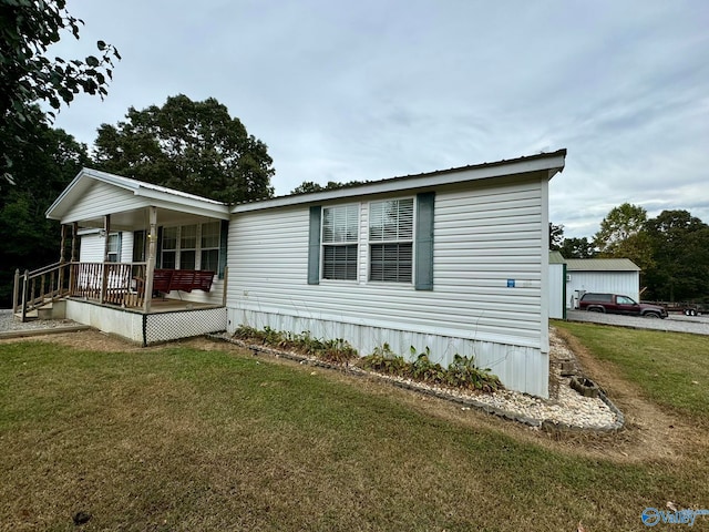 view of front of property featuring a front yard