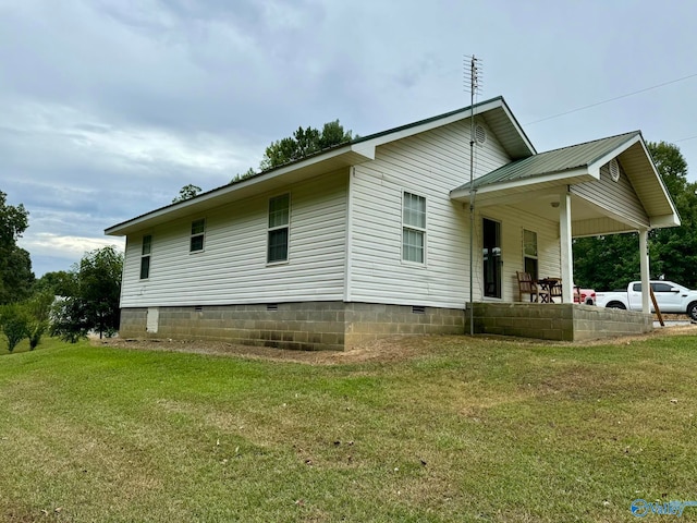 rear view of house featuring a yard