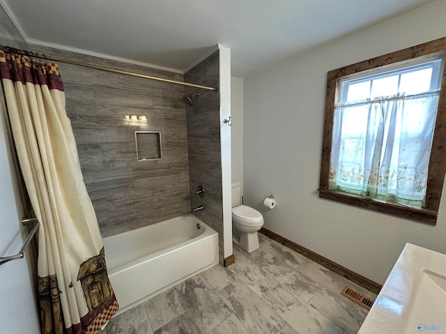 full bathroom featuring shower / bathtub combination with curtain, toilet, visible vents, baseboards, and crown molding