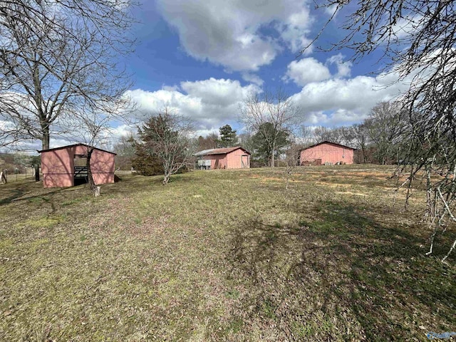 view of yard with an outdoor structure