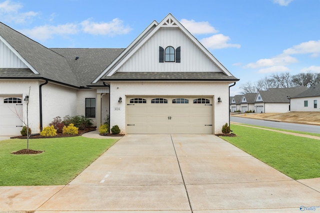 view of front of property featuring a front yard