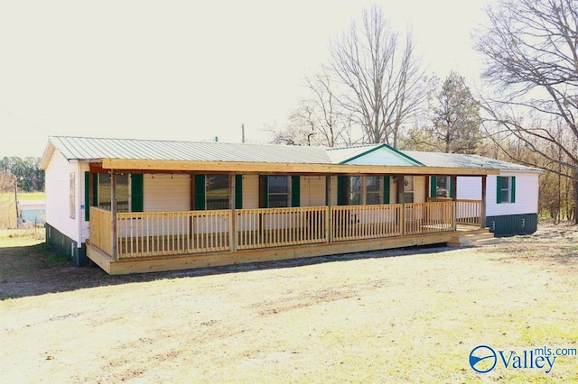 view of front of property with covered porch and metal roof