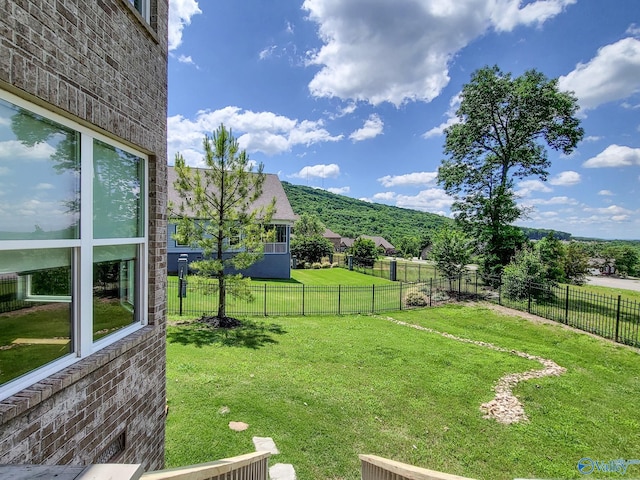 view of yard featuring a mountain view