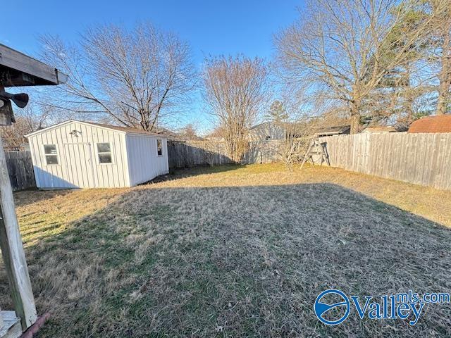 view of yard with a storage unit