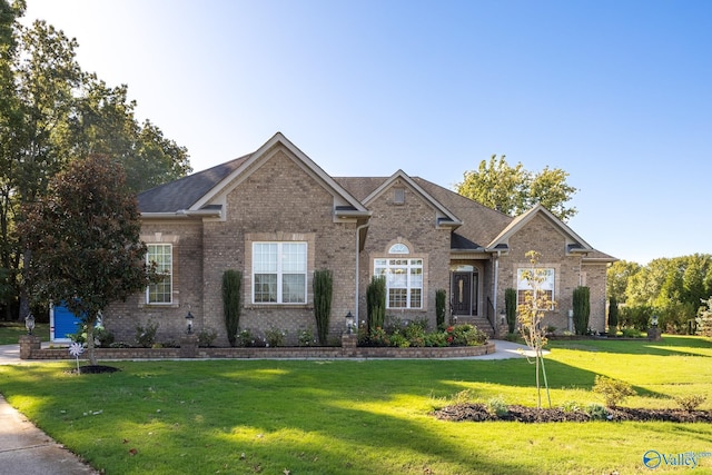 view of front of home featuring a front yard