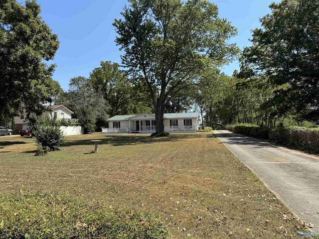 view of front of house featuring covered porch and a front yard