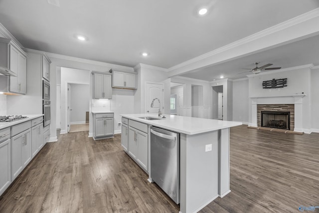 kitchen featuring a sink, appliances with stainless steel finishes, dark wood-style floors, and ceiling fan