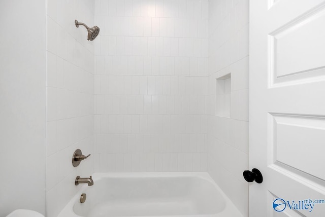 bathroom featuring tiled shower / bath