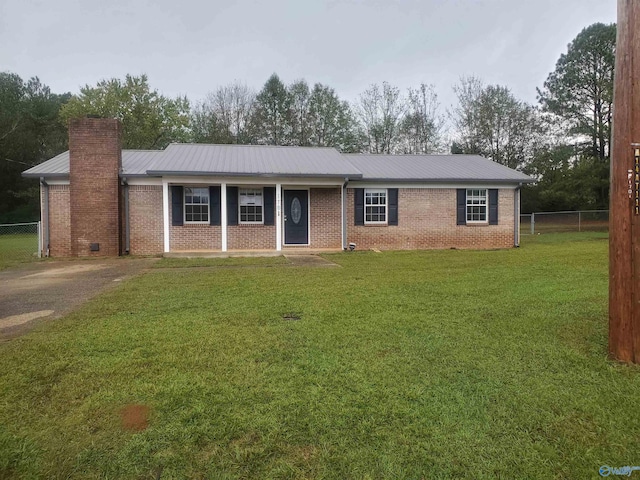 ranch-style home featuring a front lawn