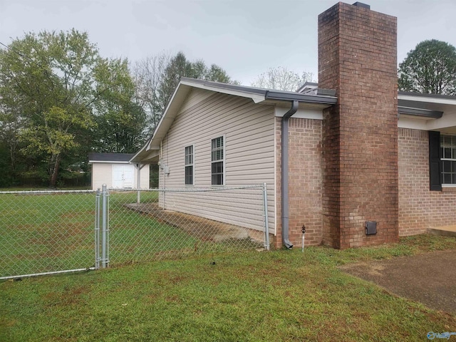 view of side of property featuring a lawn