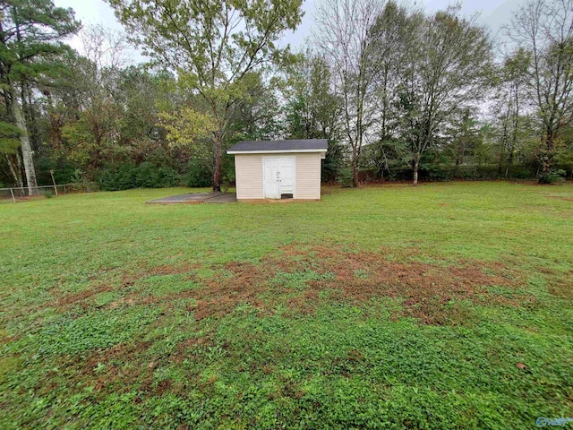 view of yard with a shed