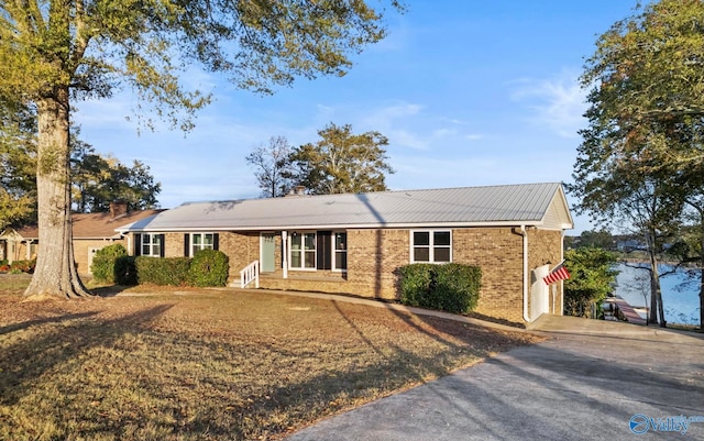 single story home featuring a garage