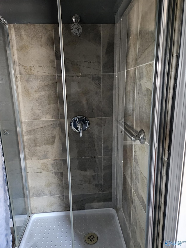 bathroom featuring tiled shower