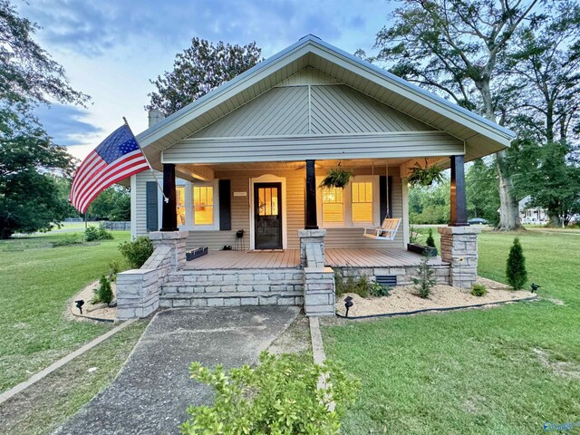 view of front of property featuring a porch and a front yard