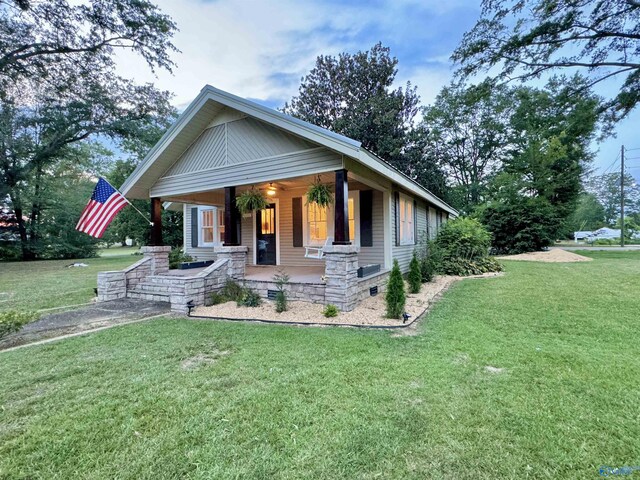 view of front facade featuring a porch and a front yard