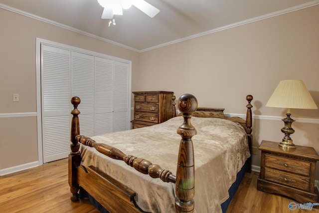 bedroom featuring baseboards, a ceiling fan, ornamental molding, wood finished floors, and a closet
