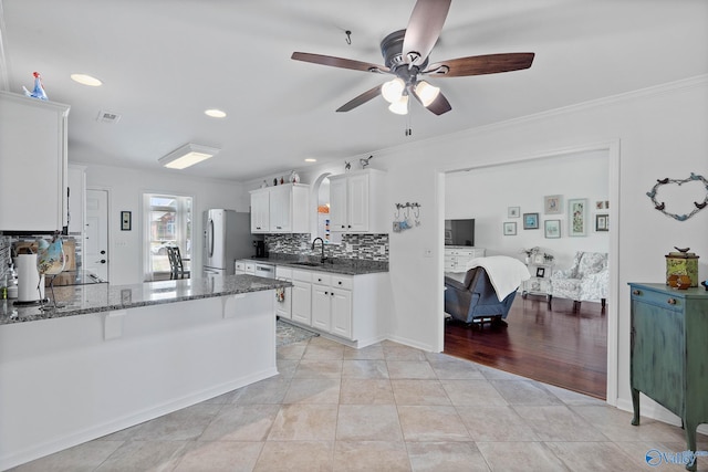 kitchen featuring a sink, ornamental molding, a ceiling fan, and freestanding refrigerator