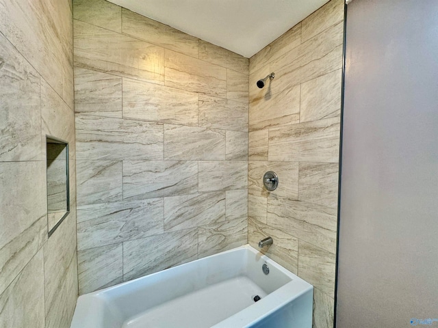 bathroom with tiled shower / bath combo