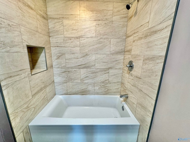 bathroom with tiled shower / bath