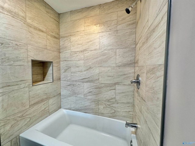 bathroom with tiled shower / bath combo