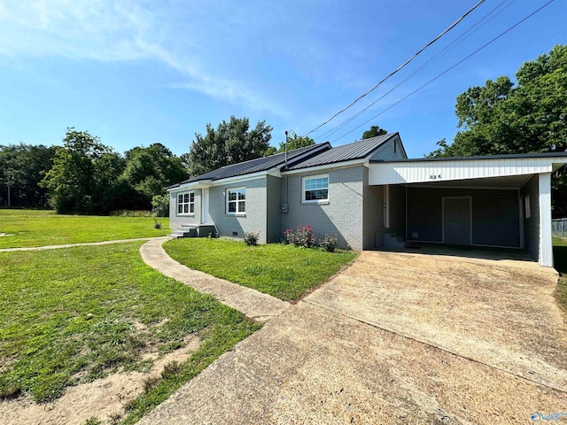 view of front of house with a carport and a front yard